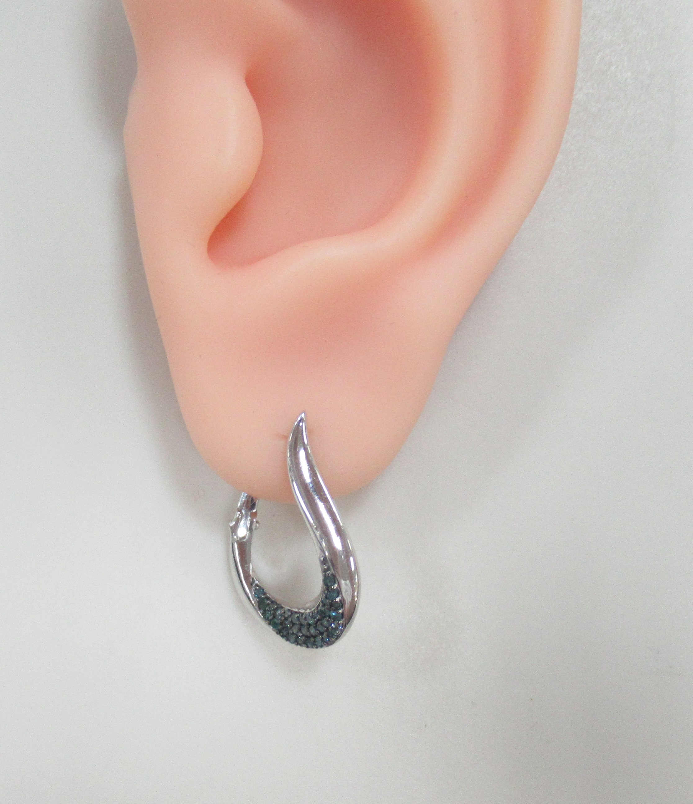 Серебряные серьги с голубыми бриллиантами